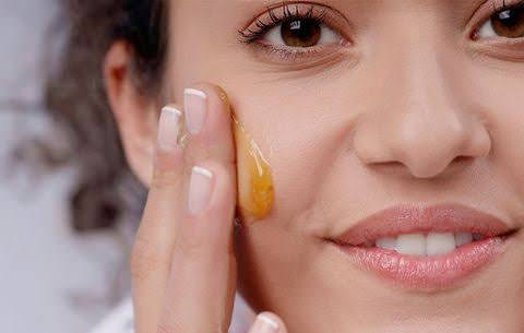 Treat Makeup Allergy with honey