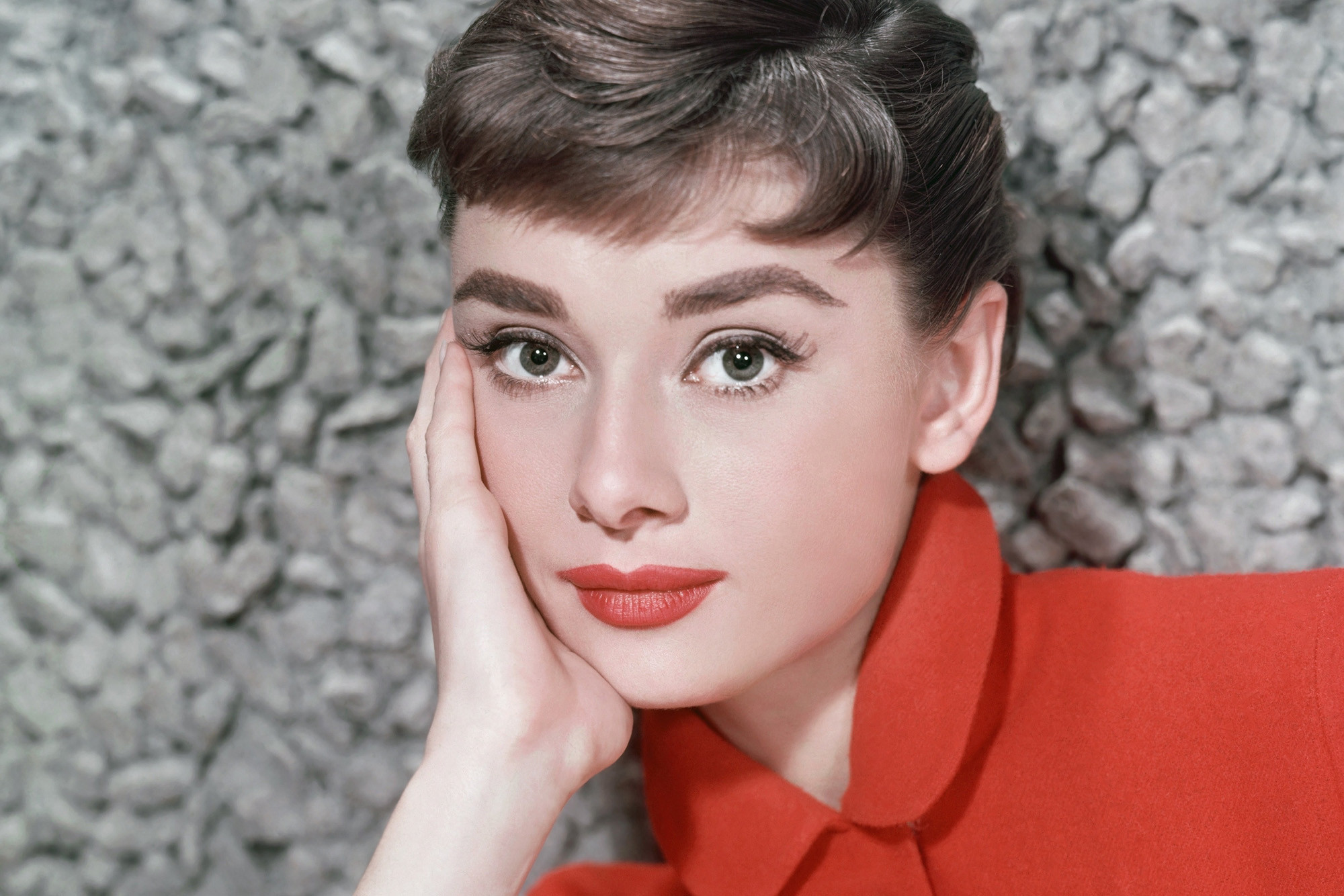 how to look like Audrey Hepburn.