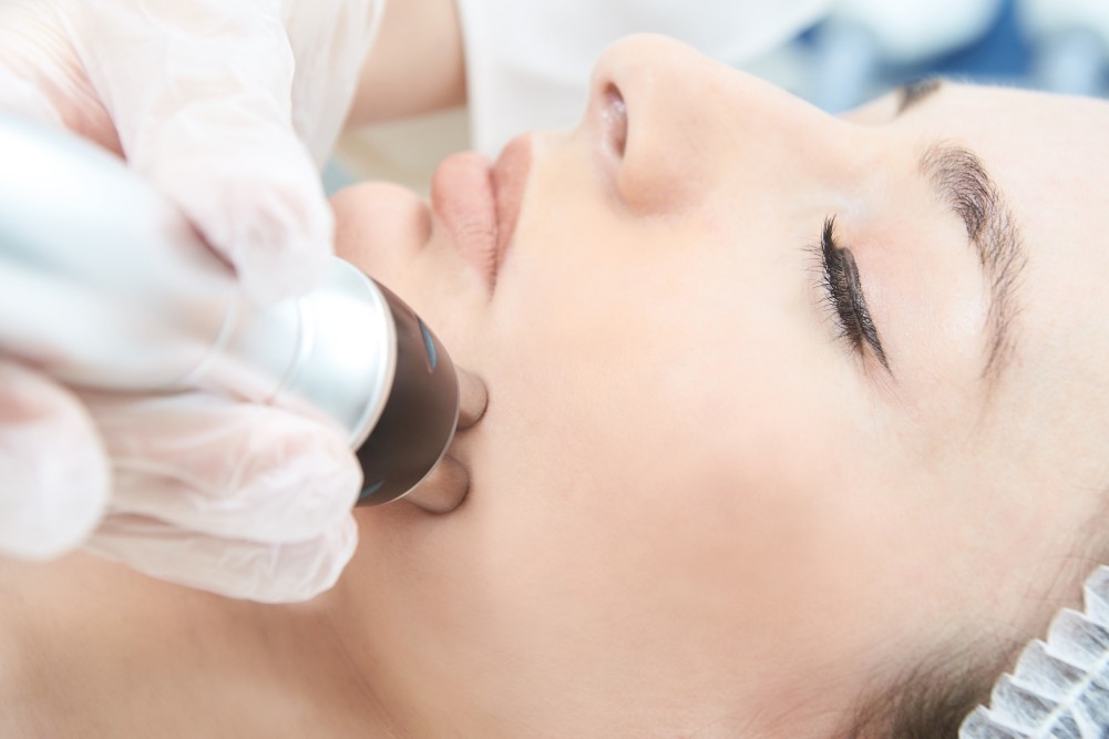 Cosmetic procedure. Microcurrent therapy for the face