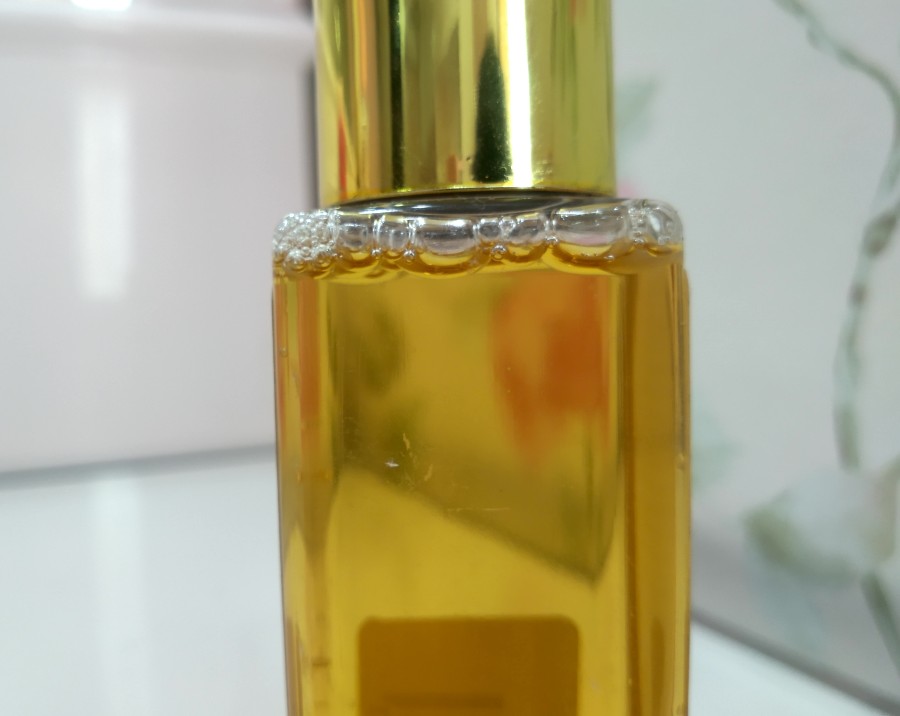 Forest Essentials Delicate Facial Cleanser Review - Kashmiri Saffron & Neem ingredients